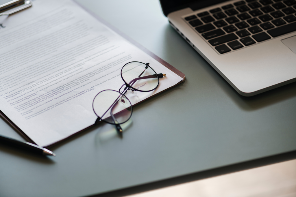 Photo d'une paire de lunette posée sur un bureau