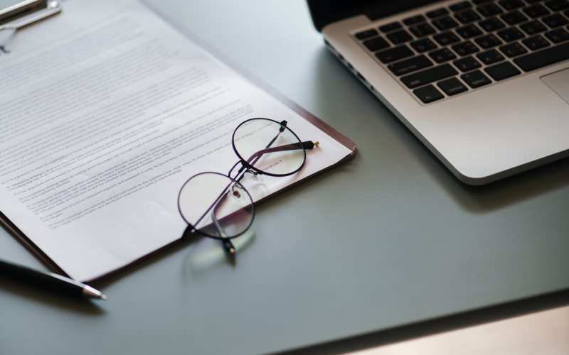 Photo d'une paire de lunette posée sur un bureau